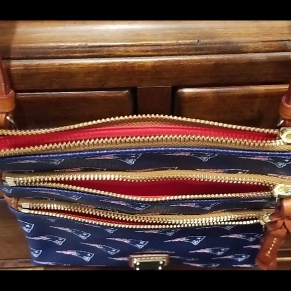 🏈🏈Dooney & Bourke Triple Zip Crossbody Patriots NFL♦️🔷🏈🏈🏈🏈🏀🏈🏈 - Picture 3 of 5